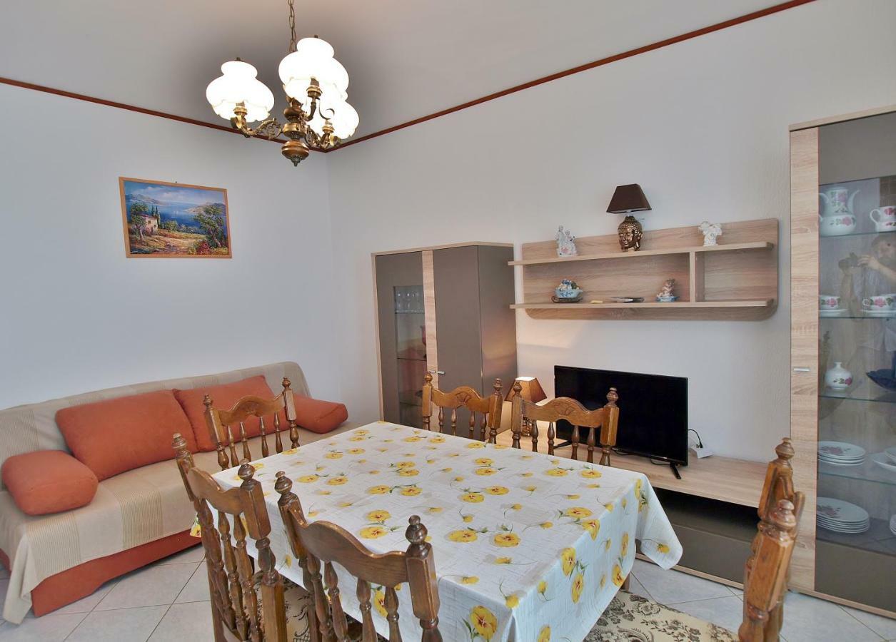 Apartmani Andelo I Ruzica Mundanije エクステリア 写真